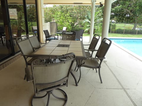 Large outdoor lanai with plenty of seating