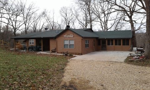Driftwood River Lodge offering 3 guest houses. 