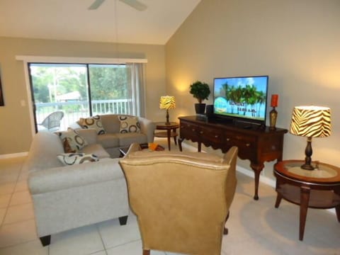 Large Living Space with HD Flat Screen TV, Cable, DVD Player and Wi-Fi
