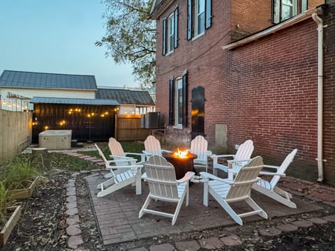 Outdoor Gas Firepit, Hot Tub and fenced yard @Bank Haus in Missouri Wine Country