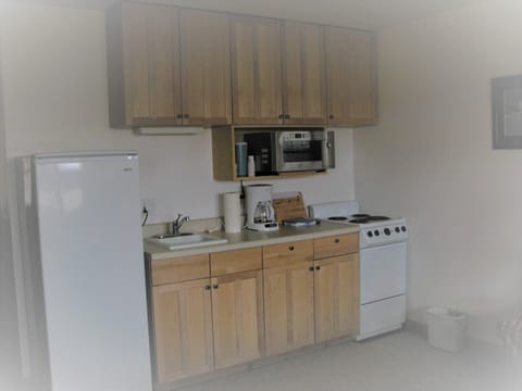 kitchen amenities in Rainbow unit with queen bed