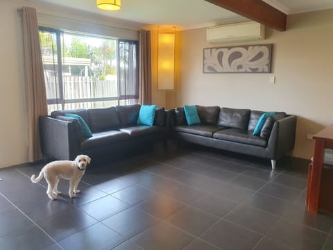 Living room with comfy Leather lounge. 101cm Tv, Dvd.
A/C - fixed Temp at 24 deg