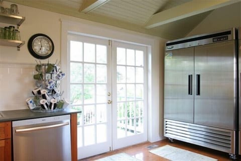 Commercial refrigerator unit