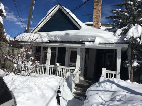 Front of Victorian Home (2000 sq ft total space)