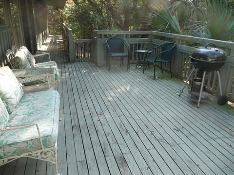 upper deck with grill...