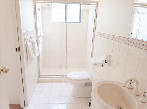 Beachcomber Port Elliot Upstairs bathroom with shower, vanity and toilet.