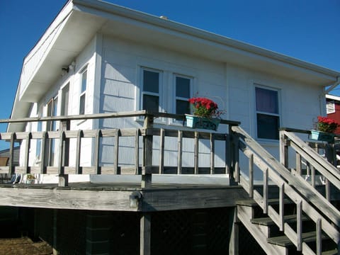 "Cozy" Cottage steps from the ocean!