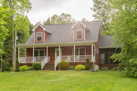 A relaxing private lake getaway awaits you at the Red House! 