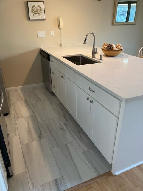 NEW Kitchen island with gorgeous quartz countertops