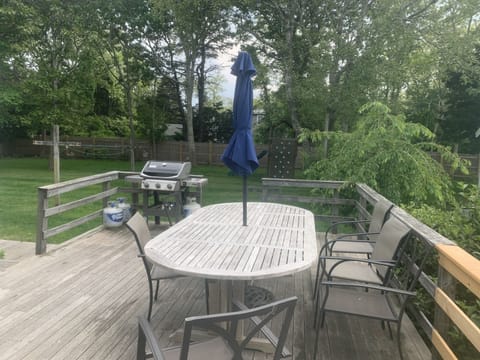 Play set in background