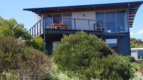 Lovely light modern house with all mod cons just 50 meters from the Beach