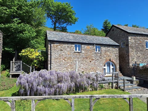 Nutcombe Cottage with enclosed garden and sun terrace