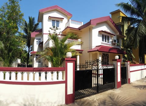 The apartment comprises all the upper floor of this house.