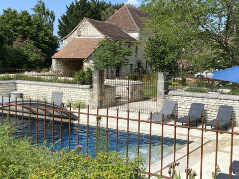 Piscine en faïence avec abris coulissant pour une eau très chaude, avec spa