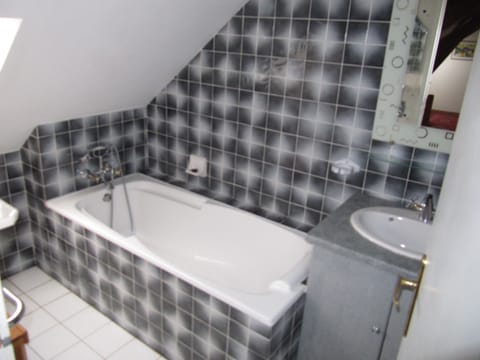 Family bathroom (upstairs) in corridor 