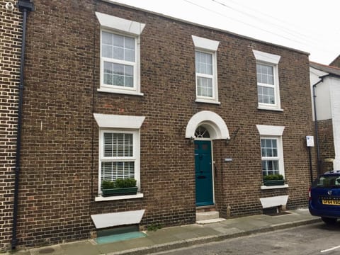 Somerley, period house in quiet street, easy walk to beach, town, shops, trains.
