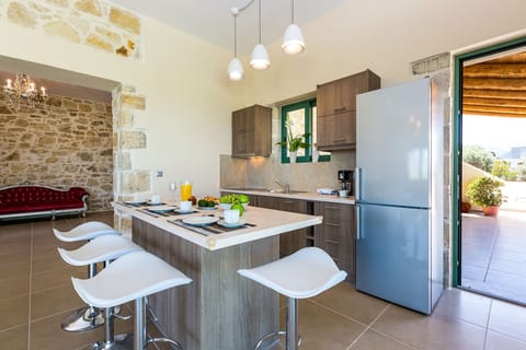 Fully equipped kitchen with direct access to barbecue area