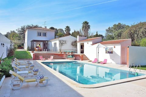 Private pool and sun terrace with loungers — Villa Flora, holiday villa in Sesimbra