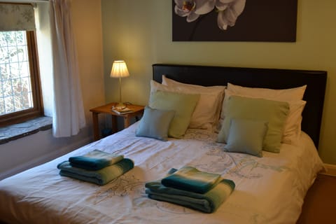 Bedroom - Kingsize bed