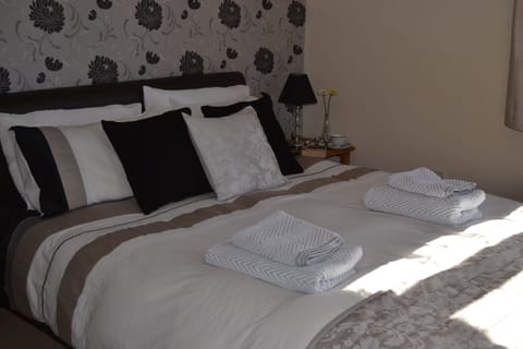 Master bedroom - Kingsize bed, with ensuite and beautiful views of the garden