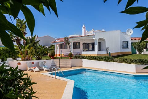 Private pool and sun terrace with loungers — Villa Alice, holiday villa in Albufeira