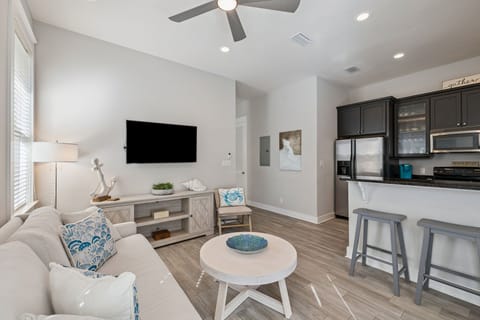 Separate Carriage House - Sleeps 4!