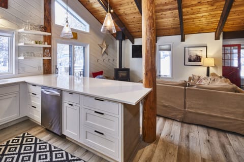 New kitchen and flooring added 2020