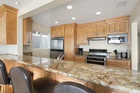 The breakfast counter includes bar stool seating.
