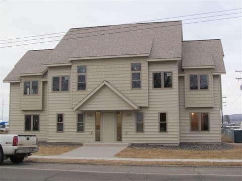 The front entry to your vacation rental facing Lake Avenue and Lake Superior.