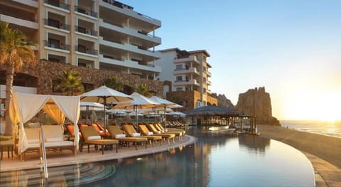 Infinity pools with poolside service