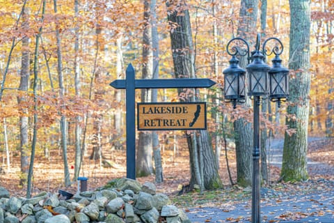 Sign for Lakeside Retreat.
