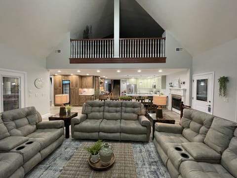 Main sitting area view to lake!