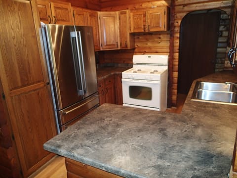 Kitchen 2 - Gas Range/Oven, Dishwasher, Microwave, Fridge/Freezer and more.