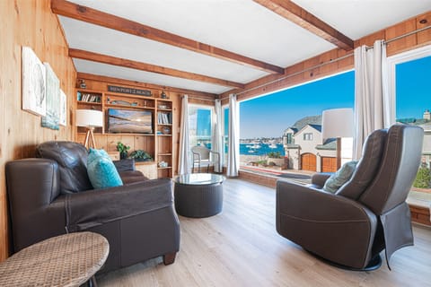 Come and enjoy gorgeous bay views from our historic upstairs charmer, close to the best of Newport, but on a quiet residential street.
                