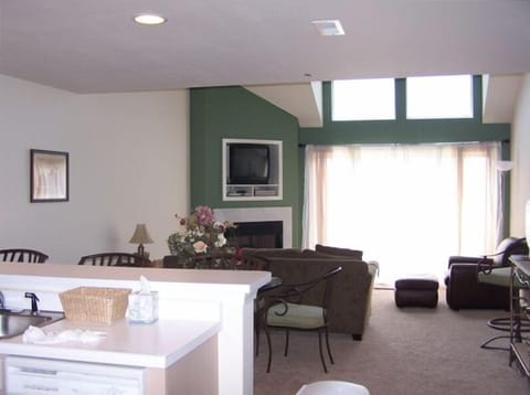Family Room - 3 Bedroom + Loft / 3 Bath Condo