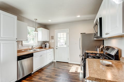 Fully stocked kitchen!