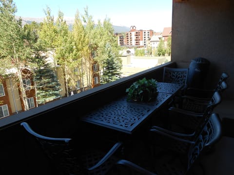 Private balcony, seating for 6, view of resort and mountains in all directions!