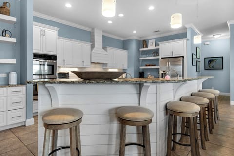 Eat-in kitchen bar area