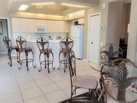 Malibu eat in kitchen