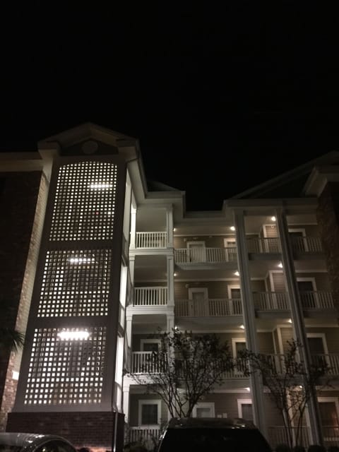 Beautiful 3rd floor, 3 bedroom, 2 bath condo. Elevator. Parking right in front
