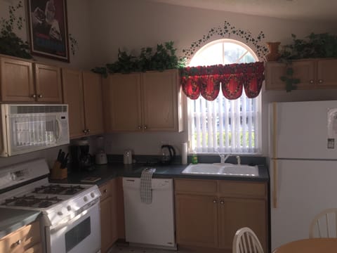 Sunny Kitchen: details. Another view.