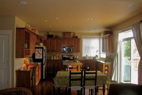 Fully furnished kitchen 