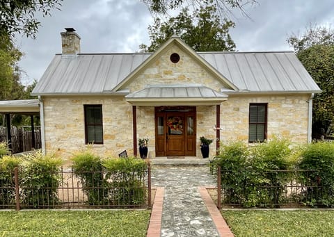 Heritage Hill Country Home Walk to Town.