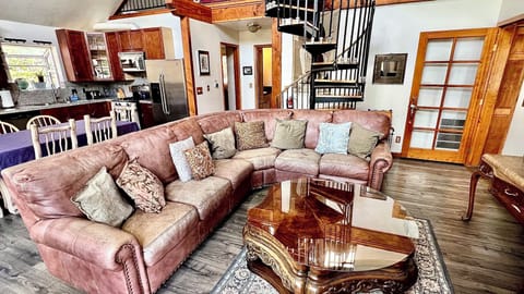 Guest House - Living room 