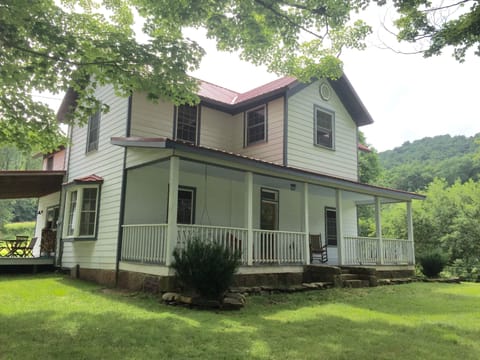 Completely remodeled 3 bedroom with modern kitchen
