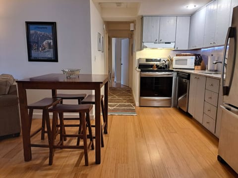 Seating for 4 at high top table in eat in kitchen