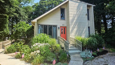 Quiet and cozy Baywyn Beach Bungalow