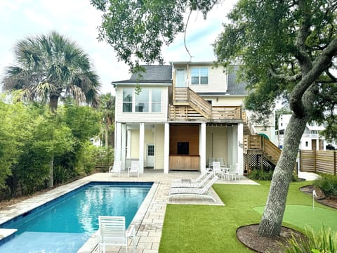 Relax by our beautiful pool, practice your putting, or have a drink at the bar!
