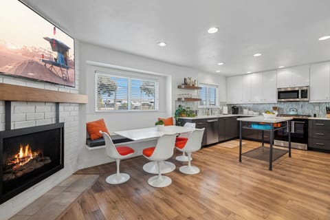 Dining/Kitchen - great layout! Filtered water, microwave, gas burners, and more