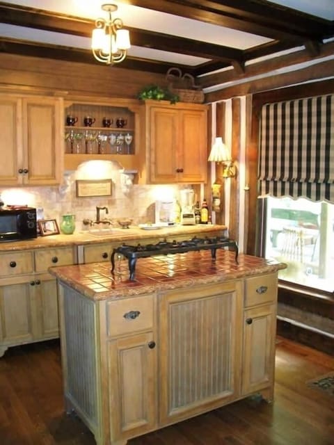 Kitchen, with oven, microwave and vintage propane gas cooktop